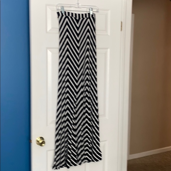 Bebe black and white maxi skirt size small - Picture 3 of 6